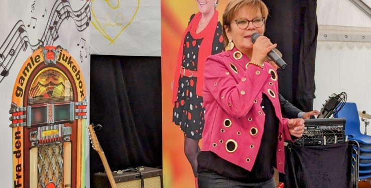 Lotte Riisholt er garant for god underholdning med dansktop og westernmusik.