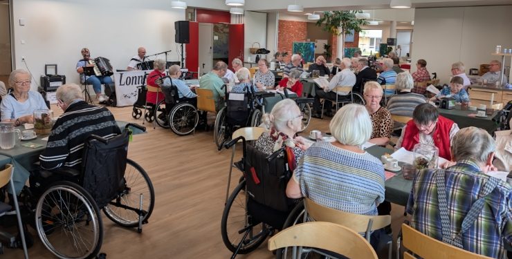 Der var godt fyldt på Soldalhus, da der var fællessang med Lonnie og Bent.