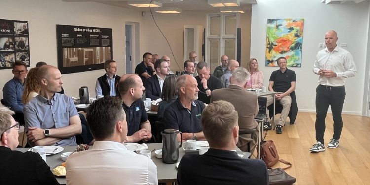 Viceborgmester Per Møller (C) i dialog med medlemmer hos Erhverv Hjørring.