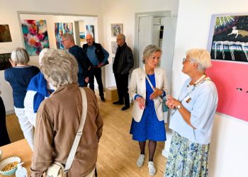 PIGMENT har tidligere med stor succes udstillet ved Hirtshals Fyr. Her ses turistchef Laila Zielke i samatle med kunstner Charlotte Voemann. Foto (arkiv): Niels Skipper.