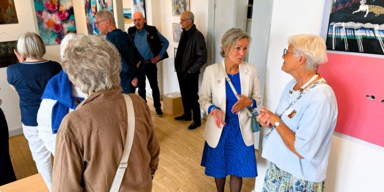 PIGMENT har tidligere med stor succes udstillet ved Hirtshals Fyr. Her ses turistchef Laila Zielke i samatle med kunstner Charlotte Voemann. Foto (arkiv): Niels Skipper.