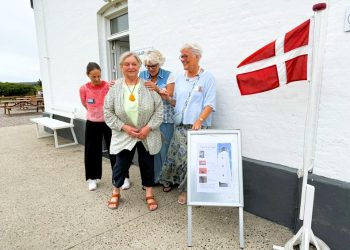 Fire stærke kvinder i kunstnerfællesskabet Pigment foran udstillingslokalerne i Assistenthuset ved Hirtshals Fyr. Fra venstre er det Gitte Madsen, Kirsten Lundsgaard Corneliussen, Thea Søvang og Charlotte Voetmann.  Foto: Niels Skipper.