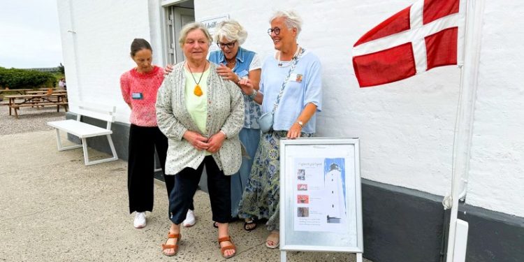 Fire stærke kvinder i kunstnerfællesskabet Pigment foran udstillingslokalerne i Assistenthuset ved Hirtshals Fyr. Fra venstre er det Gitte Madsen, Kirsten Lundsgaard Corneliussen, Thea Søvang og Charlotte Voetmann.  Foto: Niels Skipper.