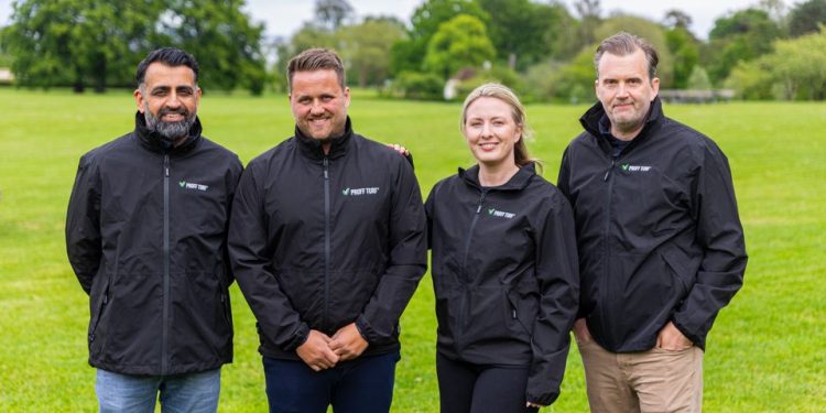 Fra venstre: Tahir Siddique, Theis Fonseca Holmene, Benedicte Bernhardis og Martin Dommerby. Den aktive løve og serieiværksætter Tahir Siddique samt forretningsmand Martin Dommerby træder ind i Proff Turf – og udfordrer de tidligere løver i kampen om Danmarks smukkeste græsplæner. Foto: Privat.