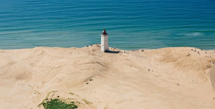 Kom med på en travetur til fyret hvor naturvejlederen fortæller om naturen ved knuden med Danmarks største havtornekrat. Ved fyret fortælles om den dramatiske sandflugt og fyrets historie. Du kan også høre om hvordan det blev flyttet 70 meter væk fra klinten. Foto fra arrangørerne