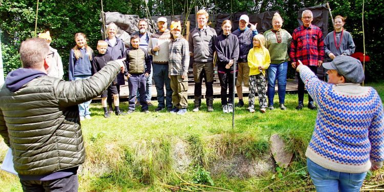 Instruktørerne Morten Johansen og Ellen Støve Lie herser rundt med skuespillerne i Sandgraven – hvor der øves op til premieren. Foto: Helge Jenseen.