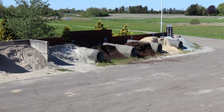 Skovl-selv pladsen hos Vennelyst A/S.