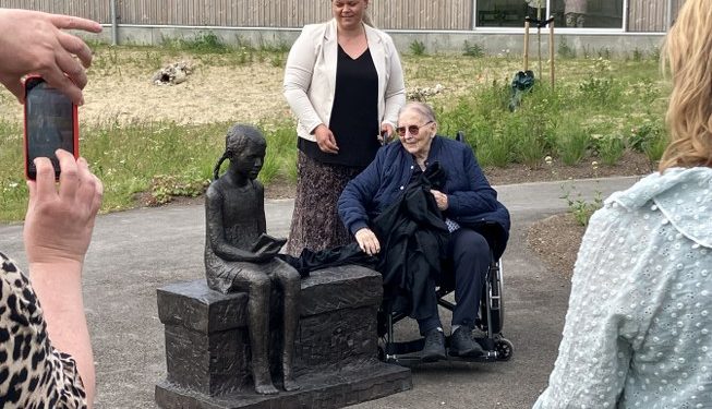 Beboer Ester Kristensen fik æren at afsløre "Emma På Bænken", som er lavet af Hanne Varming. Foto: Palle W. Nielsen