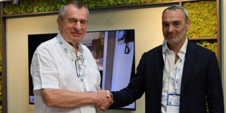 Odd Birkeland, Maritime Monterings grundlægger, giver hånd til Jens Meinhard Rasmussen, administrerende direktør hos Smyril Line. Foto: Maritime Montering.