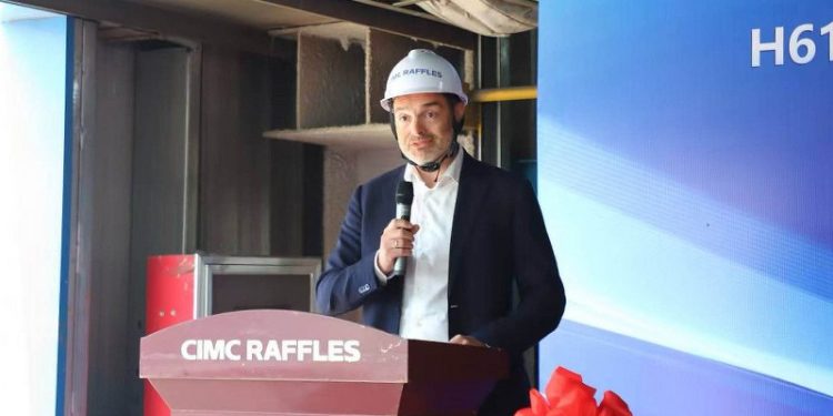 Direktør Jens Meinhard Rasmussen på værftet i Kina.