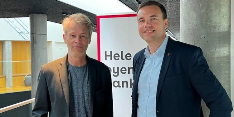 Teaterdirektør Rolf Heim og direktør Jesper Cebula Rasmussen fra Spar Nord i Hjørring. Foto: Privat.