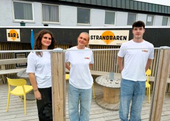 Bag glasset på terrassen udenfor Strandbaren kan udsigten nydes i læ for vestenvinden fra Skagerrak. Foto: Niels Skipper.