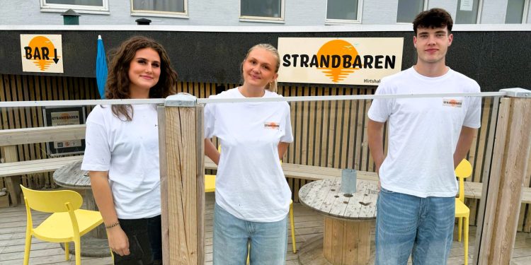 Bag glasset på terrassen udenfor Strandbaren kan udsigten nydes i læ for vestenvinden fra Skagerrak. Foto: Niels Skipper.