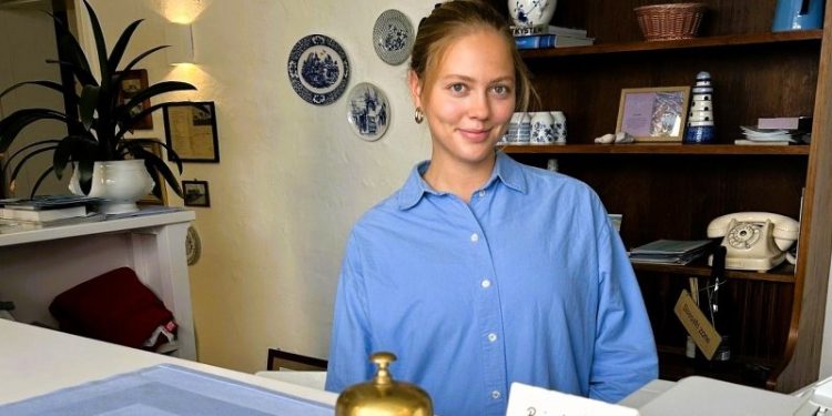 Laura Ulrikke Bredvig i receptionen på Strandlyst. Foto: Privat.