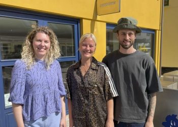 Fra venstre erhvervskonsulent Tinna Holmager Olsen, Business Hjørring, Anne Bertram og Kim Kristensen foran House of Sundown i Løkken. Foto: Business Hjørring.