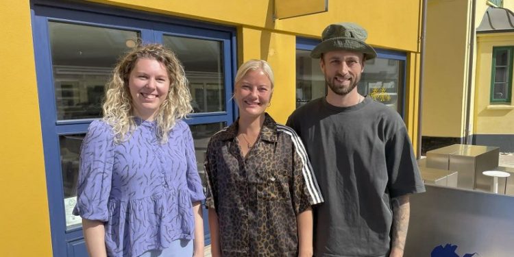 Fra venstre erhvervskonsulent Tinna Holmager Olsen, Business Hjørring, Anne Bertram og Kim Kristensen foran House of Sundown i Løkken. Foto: Business Hjørring.