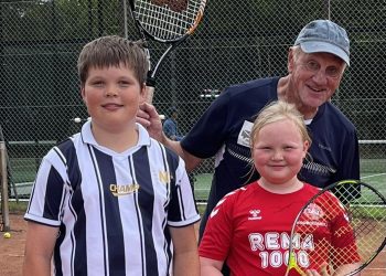 Erik Jan med to af de helt unge hos Hirtshals Tennis & Padel Klub. Foto: Privat.