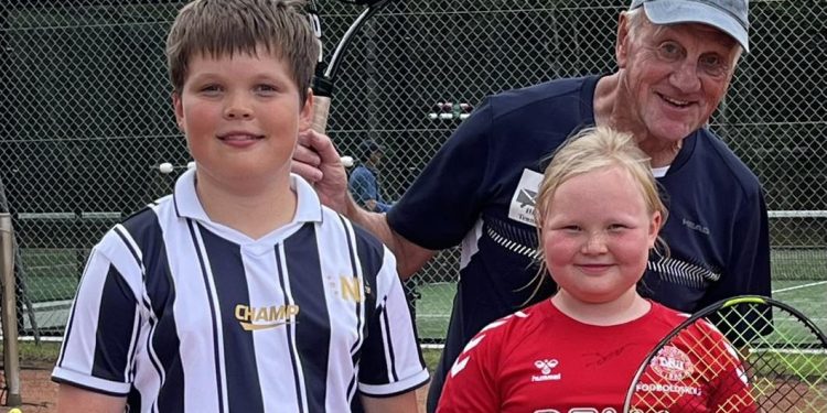 Erik Jan med to af de helt unge hos Hirtshals Tennis & Padel Klub. Foto: Privat.