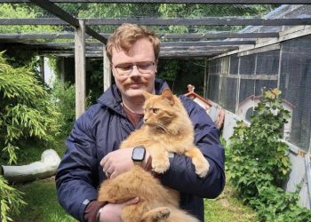 Thomas Storm har dyrevelfærd og psykiatri som mærkesager. Her er han på besøg hos Kattehjemmet Bæklund ved Hjørring. Privatfoto