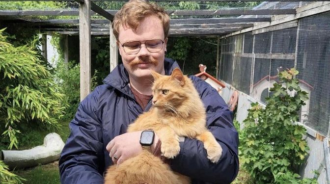 Thomas Storm har dyrevelfærd og psykiatri som mærkesager. Her er han på besøg hos Kattehjemmet Bæklund ved Hjørring. Privatfoto