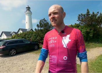 Tobias Morell under et pitstop ved Hirtshals Fyr. Foto: TV2 Nord.