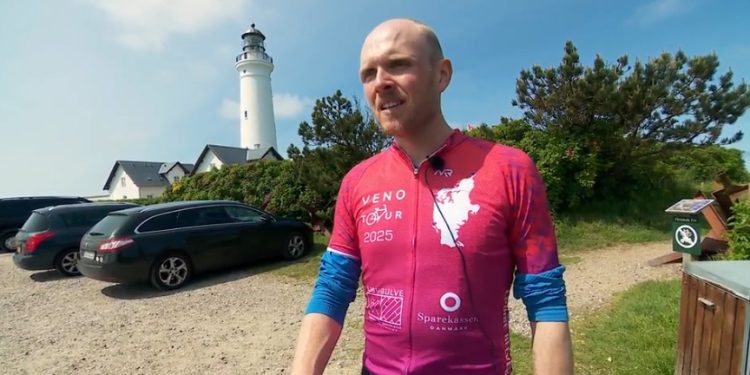 Tobias Morell under et pitstop ved Hirtshals Fyr. Foto: TV2 Nord.