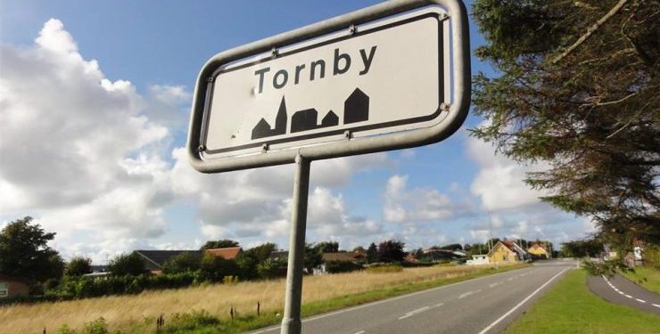 Indfaldsvejen til Tornby, når man kommer ad Hovedvejen fra Hjørring. Foto: Arkiv.