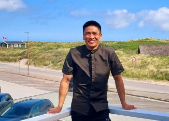 Tu Tran på altanen udenfor Restaurant Munch ved Tornby Strand. Foto: Privat.