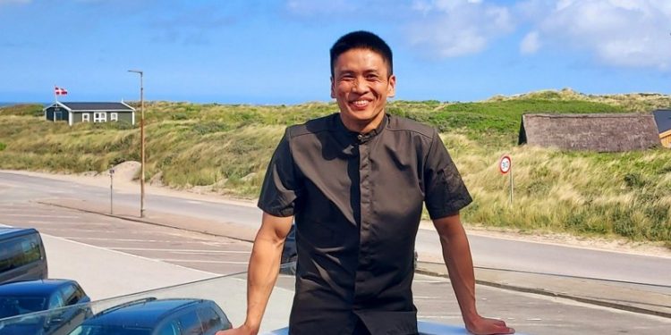 Tu Tran på altanen udenfor Restaurant Munch ved Tornby Strand. Foto: Privat.