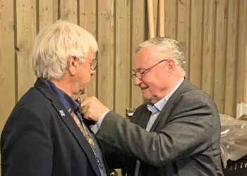 Svend Hjort overdrager præsidentværdigheden til sin efterfølger, Hans Erik Kanstrup. Privatfoto.