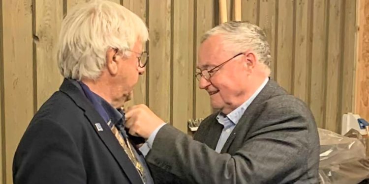 Svend Hjort overdrager præsidentværdigheden til sin efterfølger, Hans Erik Kanstrup. Privatfoto.