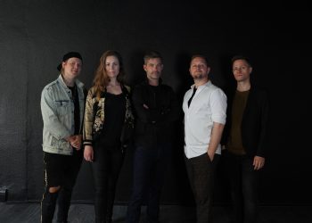 Fra venstre mod højre er det Oliver Engqvist (Guitar og kor), Natasja Becker (Vokal), Aksel Toft (Vokal og akustisk), Gregers Mogstad (Vokal og keyboard), Peter Parmo (Bas), som tilsammen udgør When Your Heart Breaks. Foto: Privat.