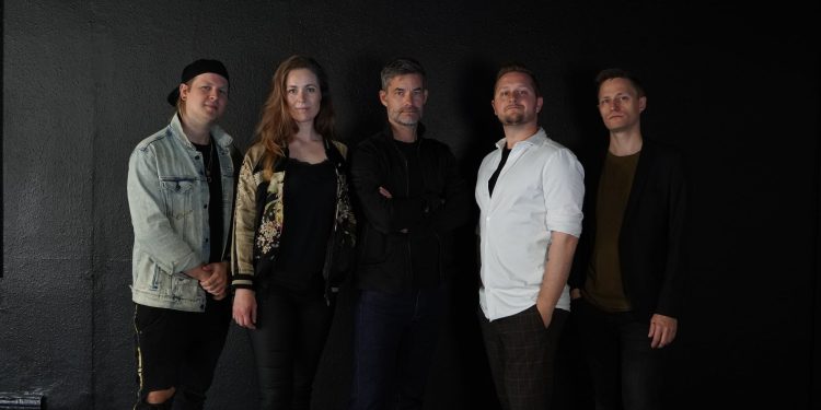 Fra venstre mod højre er det Oliver Engqvist (Guitar og kor), Natasja Becker (Vokal), Aksel Toft (Vokal og akustisk), Gregers Mogstad (Vokal og keyboard), Peter Parmo (Bas), som tilsammen udgør When Your Heart Breaks. Foto: Privat.