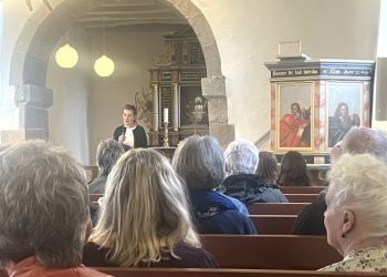 Forperson i Tversted Menighedsråd, Dagmar Fellmann, orienterer på menighedsmødet i Tversted Kirke den 14. maj. Foto: Palle W. Nielsen