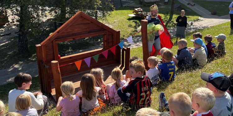 "Kongen" indvier Børnehaven Kollegieparkens nye legeplads.