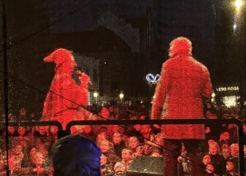 Pyrus fanget bagfra på scenen til lystændingsfest på Springvandspladsen i Hjørring med borgmester Søren Smalbro, til højre. Arkivfoto: Palle W. Nielsen