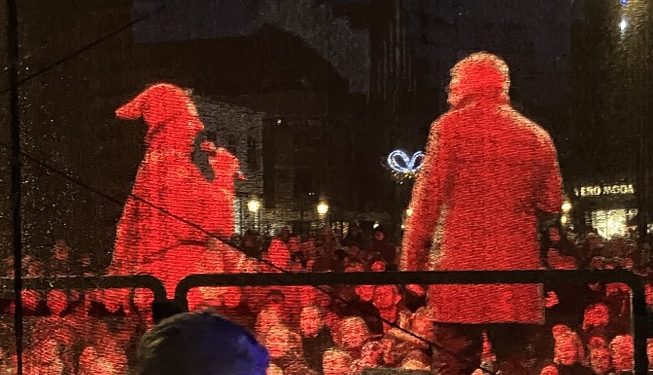 Pyrus fanget bagfra på scenen til lystændingsfest på Springvandspladsen i Hjørring med borgmester Søren Smalbro, til højre. Arkivfoto: Palle W. Nielsen