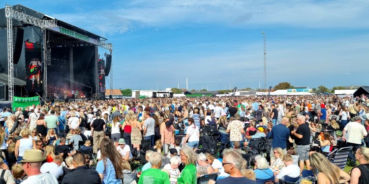 Tusindvis af mennesker samlet foran scenen til Jonah Blacksmith. Foto: Jesper Kjærgaard