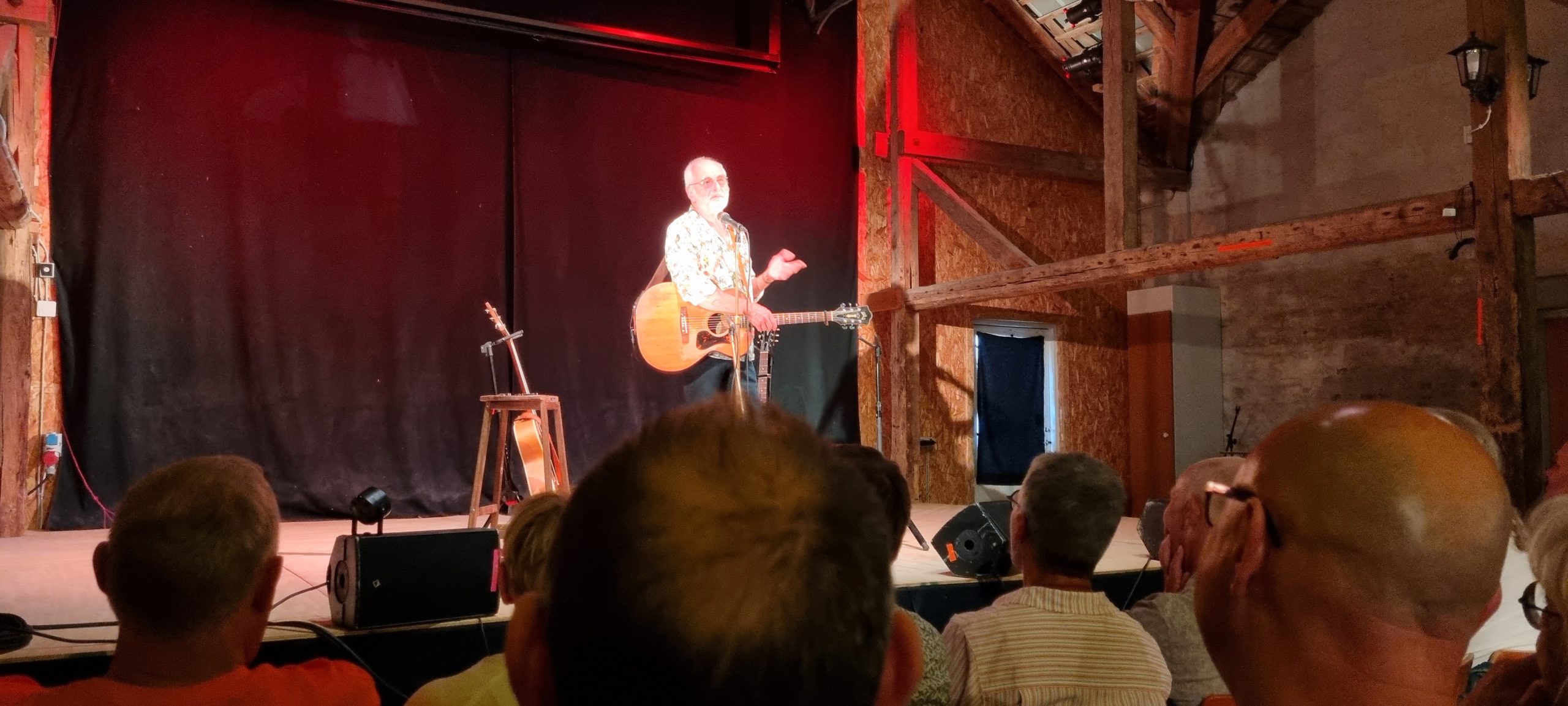 Allan Olsen på scenen i MusikLaden. Foto: Jesper Kjærgaard