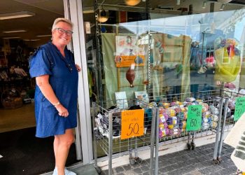 Indehaver Annette Bo Pedersen i døren til Ret og Vrang, hvor fiskekonkurrencen afvikles i forbindelse med Hirtshals Fiskefestival. Foto: Niels Skipper.