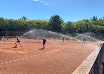 Banevanding på en varm dag i sommerskole hos Hirtshals Tennis& Padel Klub. Foto: Privat.
