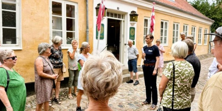 Direktør Anne Dorthe Holm og deltagerne foran Vendsyssel Historiske Museum. Foto: Betina D. Jensen.
