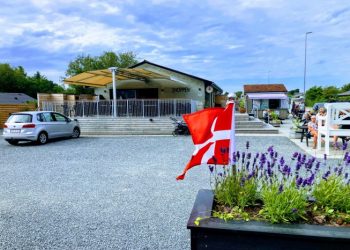 Der er god grund og anledning til at flage for Café Fisk i Tversted. Foto: Palle W. Nielsen