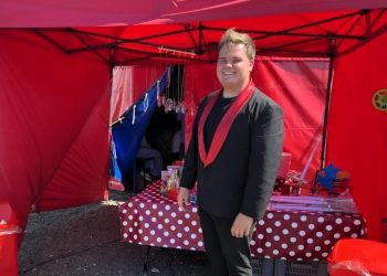 Cirkusdirektøren Victor tog imod ved Cirkus Solvej. Foto: Hanne Skipper.