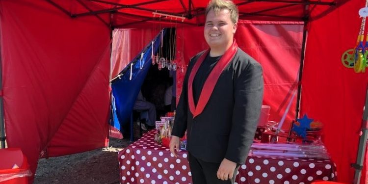 Cirkusdirektøren Victor tog imod ved Cirkus Solvej. Foto: Hanne Skipper.