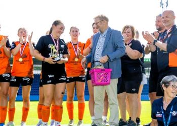 Børge Leif Bech overrækker medaljer ved Dana Cup 2025. Foto: Bente Poder.
