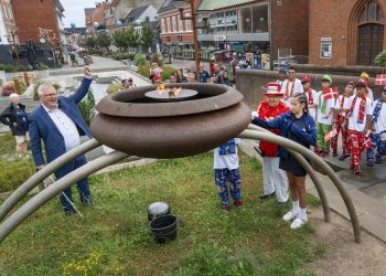 Borgmester Søren Smalbro og Krumme ved Gryden, da flammen blev tændt ved Dana Cup 2025.