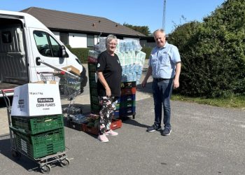 Lars fra Spar på Nordens Allé i Hjørring har i samarbejde med KFI-købmandsfonden doneret 15.000 kroner til køb af varer til ferieopholdet i Vigsø. Jette Videnkjær fra Dansk Folkehjælp Hjørring tager imod og takker for støtten. Privatfoto