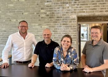 Direktør Michael Vendelbo sammen med Mads Sørensen, Trine Rubæk, og Thomas Houen hos DitFinanshus. Foto: Privat.