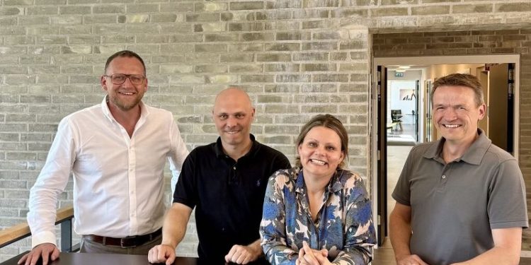 Direktør Michael Vendelbo sammen med Mads Sørensen, Trine Rubæk, og Thomas Houen hos DitFinanshus. Foto: Privat.